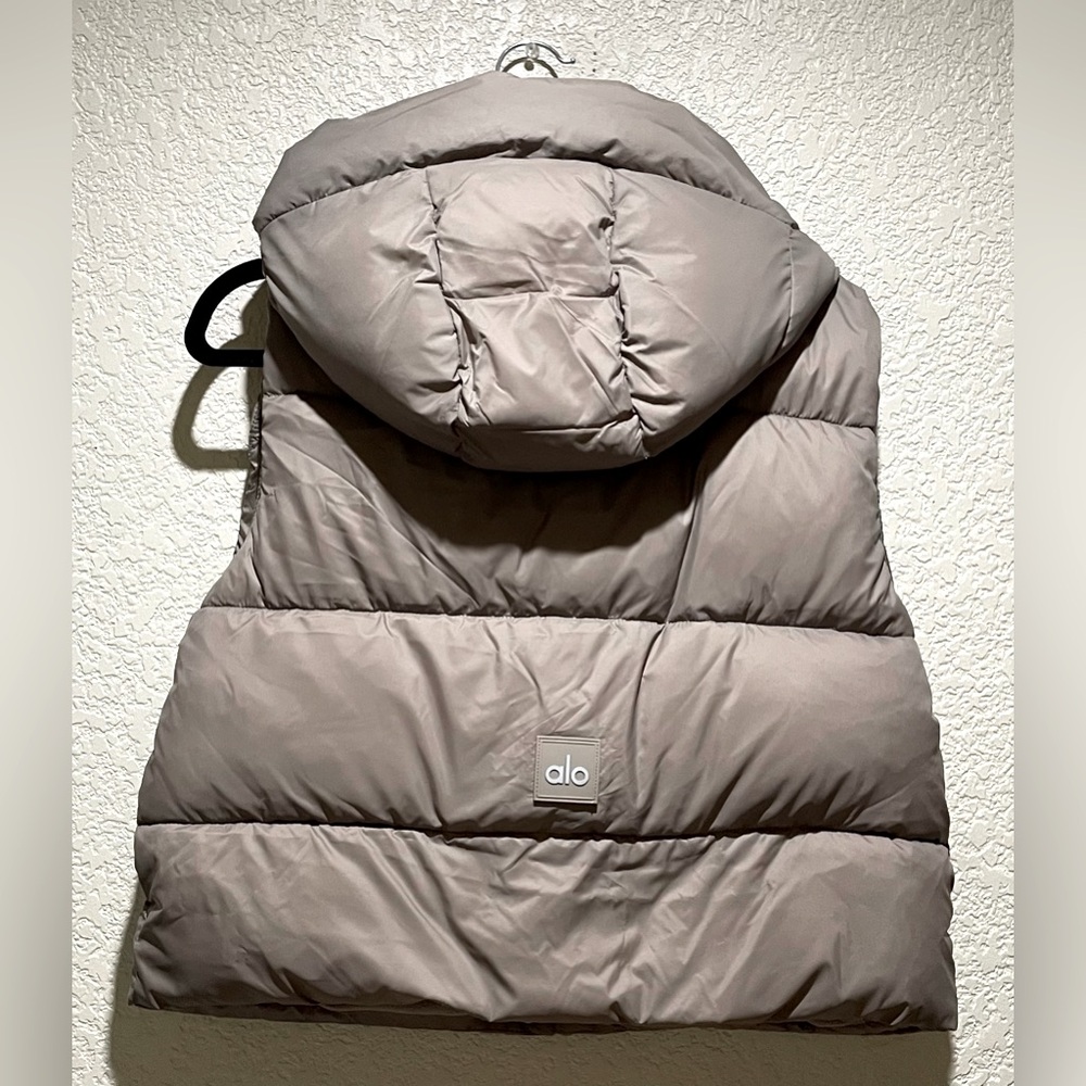 ALO Yoga NWT Gold Rush Puffer Vest Cropped Jacket on Light Cocoa Color Size S - Picture 6 of 12